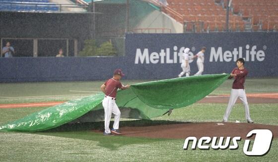 본문 이미지 - 25일 목동구장에서 열릴 예정이었던 넥센-kt전이 우천으로 인해 취소됐다. /뉴스1 ⓒ News1