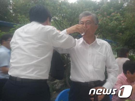 본문 이미지 - 새정치민주연합 문재인 대표(오른쪽)와 이종걸 원내대표가 지난해 6월30일 경기 부천 원혜영 의원 자택에서 열린 의원단 회합서 '러브샷'을 하고 있다. (최민희 의원 트위터) 2015.6.30/뉴스1 ⓒ News1 손형주 기자