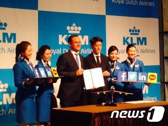 본문 이미지 - 유밍씨 KLM 한국사업총괄 상무와 축구선수 이청용ⓒ News1