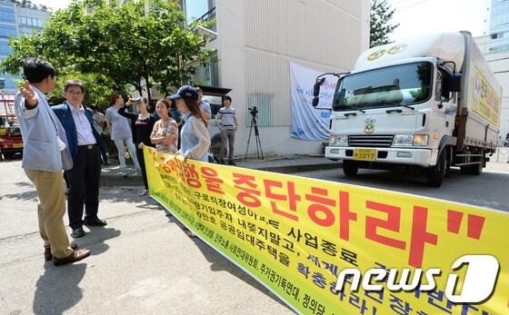 본문 이미지 - 구로직장여성아파트 계약만료자에 대한 퇴거 강제집행이 내려진 4일 오후 서울 금천구 가산동 구로직장여성아파트에서 계약만료자들이 화물트럭이 들어오지 못하게 막고 있다. 2015.6.4/뉴스1 ⓒ News1 신웅수 기자