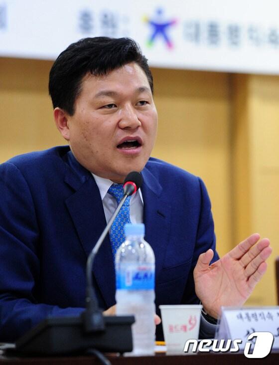 본문 이미지 - 신용한 대통령직속 청년위원장이 4일 오후 전북 전주시 전북도청을 방문해 전북지역 청년일자리 확대와 활성화 정책 세미나에 참석해 토론을 하고 있다.2015.6.4/뉴스1 ⓒ News1 김대웅 기자