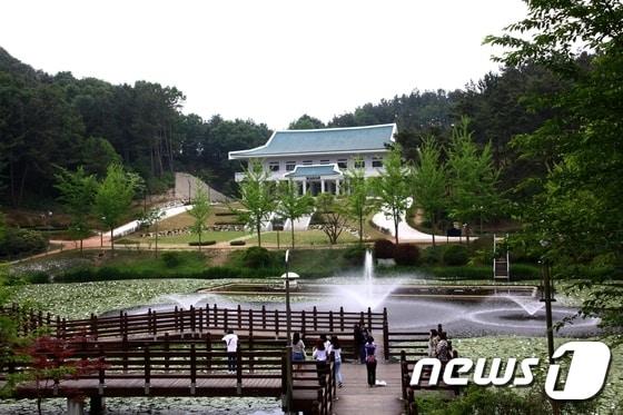 본문 이미지 - 옛 대통령 별장 청남대의 ‘대통령 기록사업 준공기념식’이 4일 오후 청남대 대통령기념관에서 열렸다. 청남대 대통령기록관 전경. 사진제공=충북도.ⓒ News1