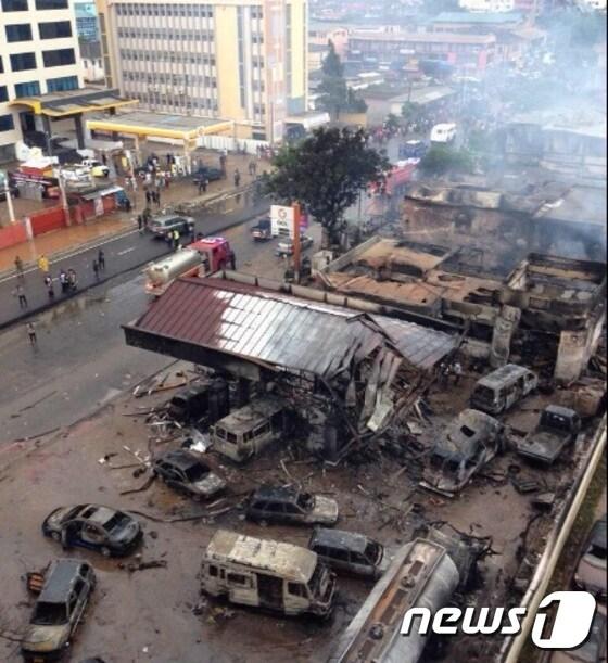 본문 이미지 - 3일(현지시간) 폭발한 가나 수도 아크라의 주유소 모습.(출처=트위터)ⓒ 뉴스1