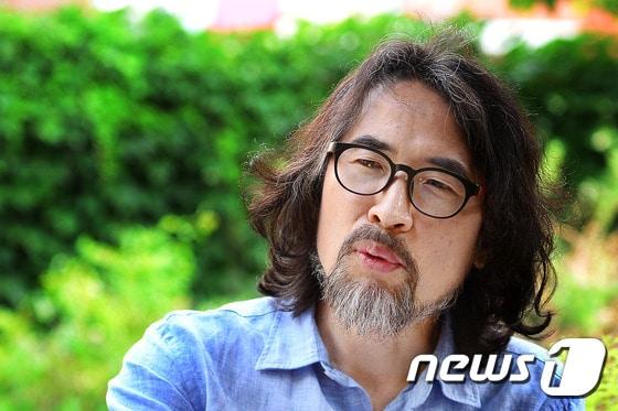 본문 이미지 - 에세이집 "그토록 붉은 사랑" 발간한 림태주 작가가 4일 오후 서울 마포구 상수동의 한 카페에서 뉴스1과 인터뷰를 하고 있다.2015.6.4/뉴스1 2015.06.04/뉴스1 ⓒ News1 민경석 기자