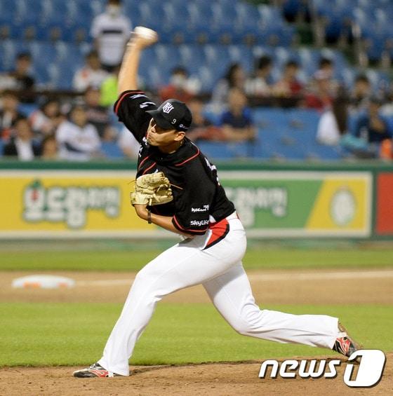 본문 이미지 - 황재균의 FA 이적에 따른 보상선수로 kt 위즈에서 롯데 자이언츠로 이적하게 된 조무근. /뉴스1 DBⓒ News1 신성룡 기자