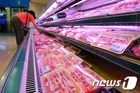 본문 이미지 - 서울의 한 대형마트에서 삼겹살이 판매되고 있다.  ⓒ News1 민경석 기자