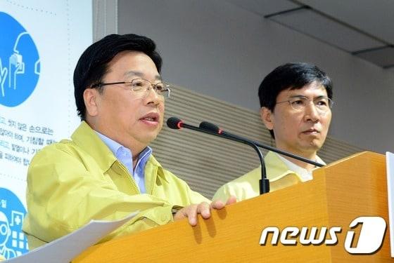 본문 이미지 - 민선 6기 대전시정과 충남도정을 이끌었던 권선택 전 시장(왼쪽)과 안희정 전 지사. 2015.6.7 /뉴스1 ⓒNews1 장수영 기자