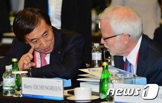본문 이미지 - 이주열 한국은행 총재와 이야기를 나누는 배리 아이켄그린 UC버클리 교수 . ⓒ News1 손형주 기자