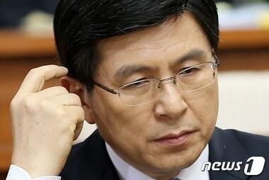 본문 이미지 - 9일 오후 서울 여의도 국회에서 열린 황교안 국무총리 후보자 인사청문회가 자료제출과 열람 방식을 둘러싼 여야의 기싸움으로 파행을 빚고 있는 가운데 황 후보자가 텅 빈 청문회장에서 머리를 끄적이며 생각에 잠겨 있다. 2015.6.9/뉴스1 ⓒ News1 오대일 기자