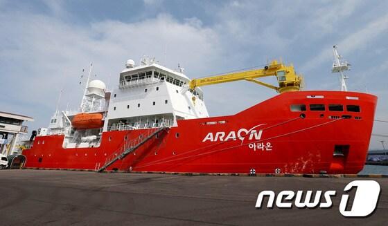 본문 이미지 - 2015년 9일 강원 동해시 동해항에서 쇄빙연구선 아라온(ARAON)호가 입항해  있다.(동해시청 제공) 2015.6.9/뉴스1 ⓒ News1 윤창완 기자