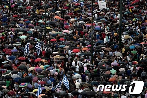본문 이미지 - 30일 아테네 신타그마 광장에서 열린 구제금융 지지 집회/AFP=news1 
