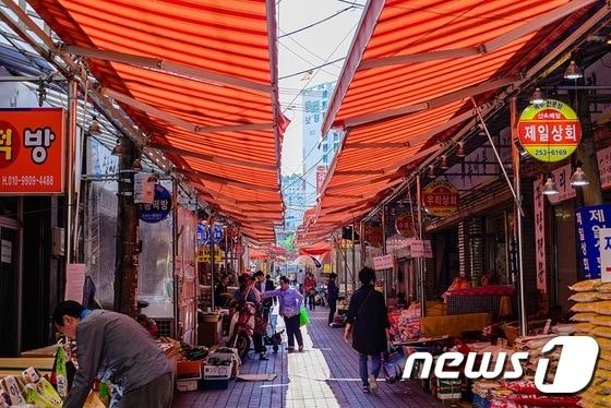 본문 이미지 - 서대신1·2동 통합 10주년을 기념하는 마을축제가 오는 2일 오후 3시부터 9시까지 서대신동골목시장에서 개최된다.(사진제공=부산시 서구청)/ⓒ News1