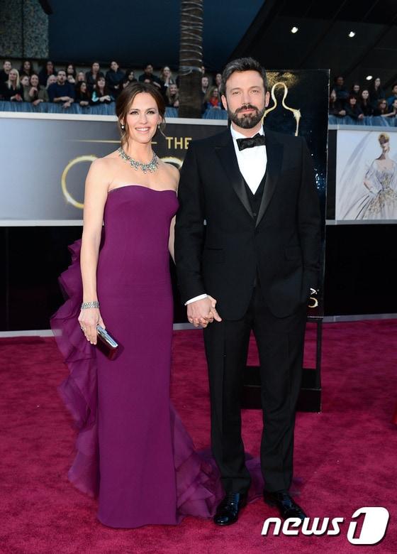 본문 이미지 - 헐리우드 대표 커플 벤 애플렉(오른쪽)과 제니퍼 가너가 결혼 10년만에 이혼한다고 30일(현지시간) 밝혔다. 사진은 2013년 캘리포니아 할리우드에서 열린 제85회 아카데미 시상식 레드카펫에서의 모습이다. ⓒAFP=뉴스1