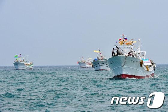 본문 이미지 - 러시아 연해주 북방 수역 오징어 잡이를 위해 국내 최대 오징어 전진 기지인 경북 포항시 남구 구룡포항에서 선단 선발대 5척이 힘찬 항해를 시작하고 있다.  ⓒ News1