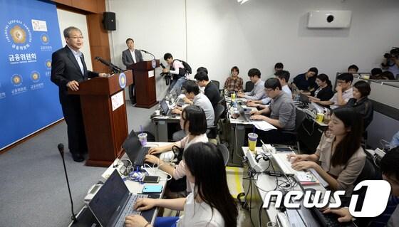 본문 이미지 - 임종룡 금융위원장이 1일 오후 서울 중구 금융위원회 기자실에서 취임 100일을 기념해 '금융개혁 주요성과와 향후계획'을 발표하고 있다. 2015.7.1/뉴스1 ⓒ News1 안은나 기자
