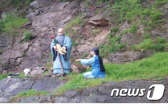 본문 이미지 - 진안군이 인삼을 홍보하기 위해 진안읍 입구에 설치한 조형물.2015.7.1/뉴스1ⓒ News1