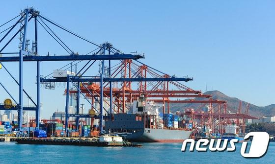 본문 이미지 - 부산항에 정박한 컨테이너선에 컨테이너를 선적하고 있다. (뉴스1DB) ⓒ News1 