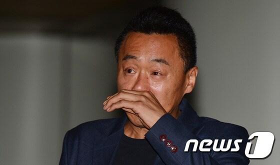 본문 이미지 - 준강제추행 혐의로 실형이 구형된 개그맨 백재현이 10일 오전 서울 서초구 중앙지방법원에서 열린 1심 선고공판에 출석하고 있다. 2015.7.10/뉴스1 ⓒ News1 변지은 기자