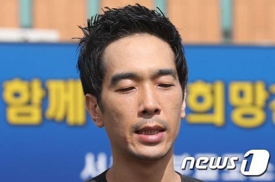 본문 이미지 - 미성년자 성폭행 및 성추행 혐의로 구속된 그룹 룰라 출신 고영욱이 10일 오전 구로구 천왕동 서울남부교도소에서 복역을 마친 뒤 만기 출소하고 있다. 2015.7.10 스타뉴스 ⓒ 뉴스1