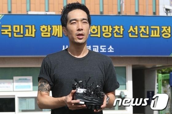 본문 이미지 - 미성년자 성폭행 및 성추행 혐의로 구속된 그룹 룰라 출신 고영욱. 2015.7.10 스타뉴스/뉴스1