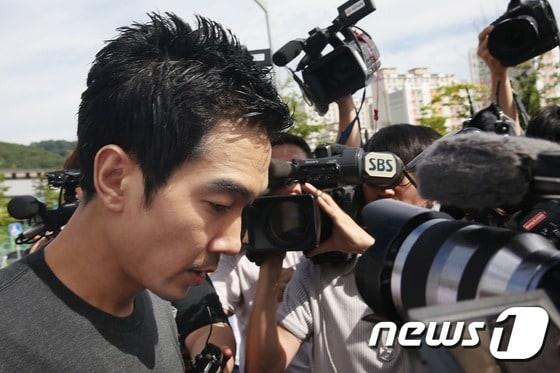 본문 이미지 - 미성년자 성폭행 및 성추행 혐의로 구속된 그룹 룰라 출신 고영욱  ⓒ 뉴스1