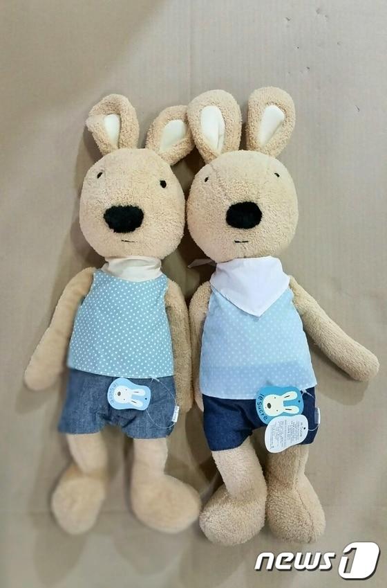 본문 이미지 - 대구지법 제4형사부(부장판사 이상균)는 10일 36억원 상당의 짝퉁 캐릭터 인형 8만3000여점을 수입해 유통한 업자들에게 실형을 선고하고 법정 구속했다. 사진 오른쪽은 일본 (주)산탄이 만든 '르 슈크레' 정품 캐릭터 토끼인형이고, 왼쪽은 중국에서 만들어 국내에 유통한 짝퉁 제품이다./사진제공=온더그라운드 박삼호 대표  2015.07.10/뉴스1 ⓒ News1 배준수 기자