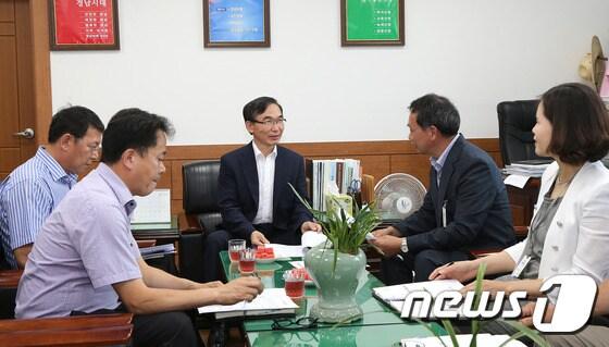 본문 이미지 - 경남 산청군 박달호 신임 부군수가 지역의 현안 파악과 직원 소통을 위해 지난 8일부터 10일까지 3일간 산청읍과 10개면 순방을 마쳤다.(산청군 제공) 2015.07.10/뉴스1 ⓒ News1 박철 기자