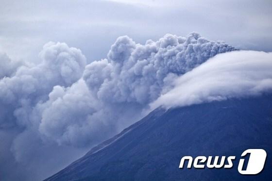 본문 이미지 - 11일(현지시간) 관측된 멕시코 콜리마 화산의 분화 모습.ⓒ AFP=뉴스1