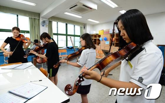 본문 이미지 - 중학생들이 오케스트라 악기체험을 하고 있다./뉴스1 ⓒ News1 민경석 기자