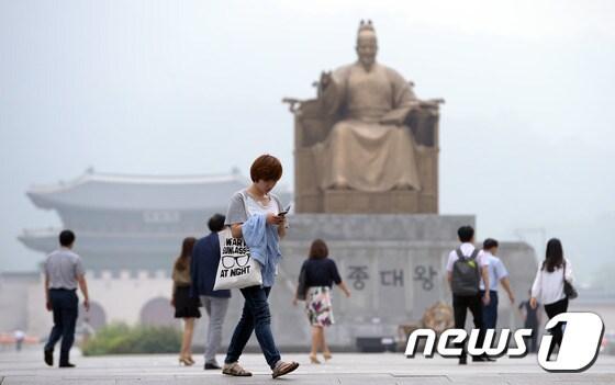 본문 이미지 - 서울 광화문광장에서 시민들이 출근길을 재촉하고 있다./뉴스1 ⓒ News1 신웅수 기자