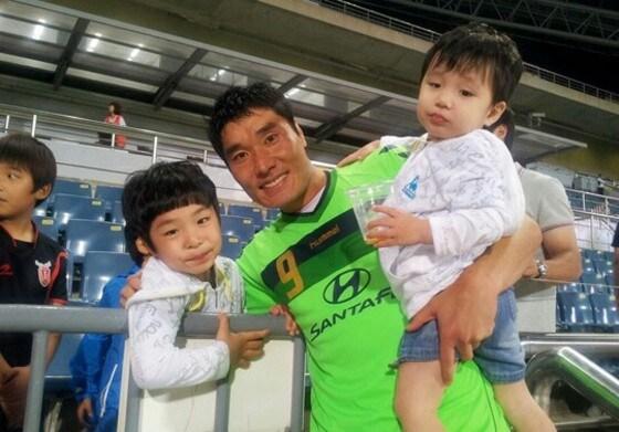 본문 이미지 - 과거 국가대표로 활약했던 정성훈이 내셔널리그 김해시청에 입단했다. 두 아들 원준(왼쪽)과 태호가 큰 힘이 됐다. (정성훈 제공) ⓒ News1