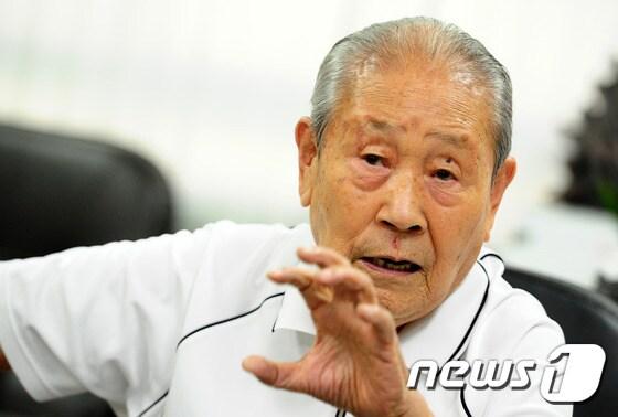 본문 이미지 - 이인철(86)전북체육발전연구원장이 15일 오전 전북 전주시 종합경기장 체육발전연구실에서 뉴스1과 만나 인터뷰를 갖고 있다.2015.7.15/뉴스1 2015.07.15/뉴스1 ⓒ News1 김대웅 기자