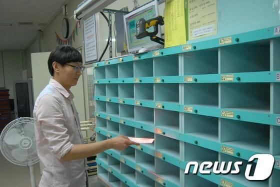 본문 이미지 - 바코드를 인식하면 자동으로 우편물을 종류에 따라 구분해 주는 시스템을 개발한 원주우편집중국 유덕현 주무관(사진제공=강원지방우정청)/뉴스1 ⓒ News1 권혜민 기자