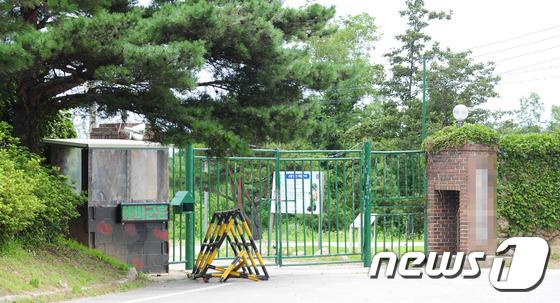 본문 이미지 - 강원도 모 부대는 부대 외곽 중 일부 형식적인 철조망이 설치되 있을뿐 부대 옆과 뒤쪽에는 울타리가 설치되어 있지 않아 군 경계 허점이 드러났다. 2015.7.16/뉴스1 ⓒ News1 정진욱 기자