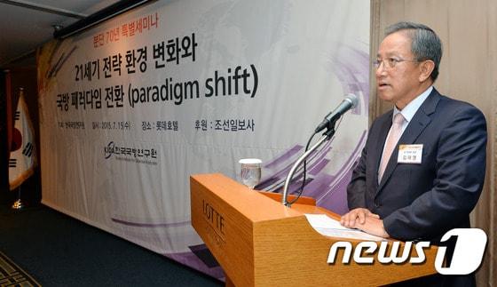 본문 이미지 - 김태영 전 국방부 장관이 15일 오후 서울 소공동 롯데호텔에서 열린 한국국방연구원 분단70년 특별세미나 &#39;21세기 전략 환경 변화와 국방 패러다임 전환&#39;에서 기조연설을 하고 있다. 2015.7.15/뉴스1 ⓒ News1 박세연 기자