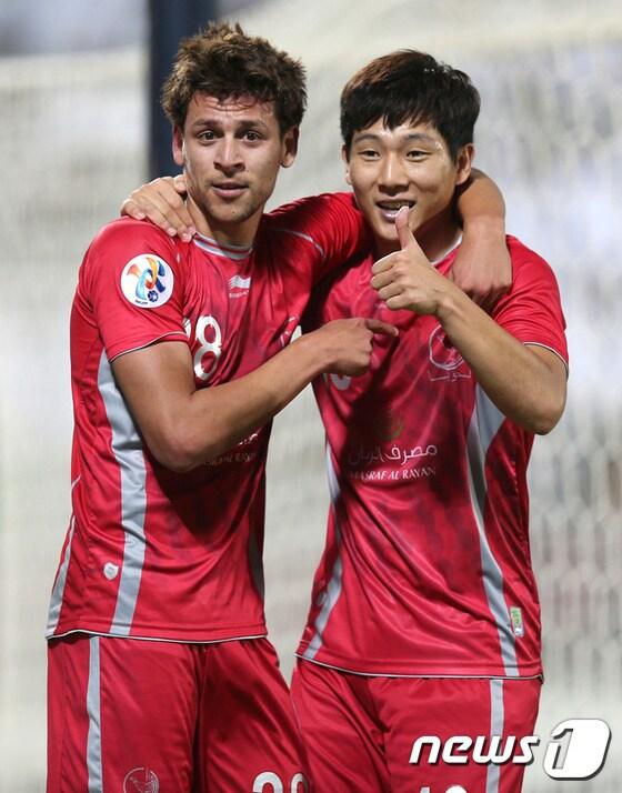 본문 이미지 - 카타르 스타스 리그 챔피언 레퀴야에서 활약하는 남태희(오른쪽). ⓒ AFP=News1