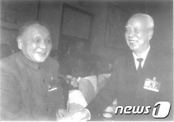 본문 이미지 - 덩샤오핑(왼족) 전 중국 국가주석과 완리 전 전인대 위원장(오른쪽) . (사진 출처= 중국 공산당원망) ⓒ뉴스1