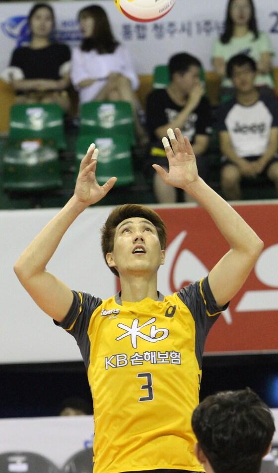 본문 이미지 - KB손해보험 세터 권영민이 1일수 원 실내체육관에서 열린 2015-16 NH농협 V리그 한국전력과의 3라운드 경기에서 세트스코어 3-1 로 승리한 뒤 그간의 고충을 털어놓았다.  (KB손해보험 배구단 제공) ⓒ News1