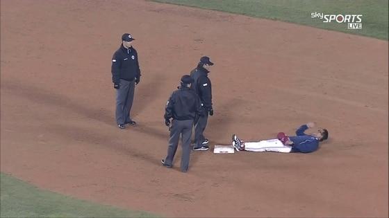 본문 이미지 - 김기태 KIA감독(오른쪽)이 스리피트 위반을 항의하기 위해 그라운드에 드러눕고 있다. (스카이스포츠 방송 캡쳐) ⓒ News1