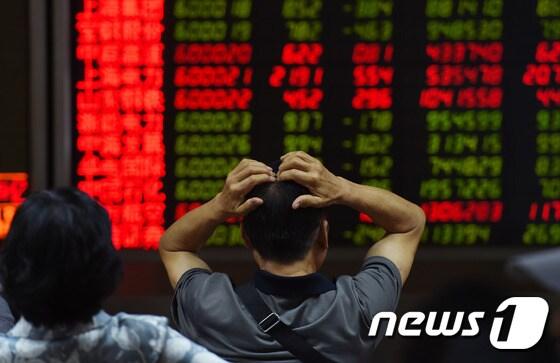 본문 이미지 - 베이징의 한 증권사ⓒAFP=News1