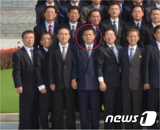 본문 이미지 - 북한 노동당 기관지 노동신문이 15일 보도한 제43차 대사회의 기념사진에서 김정일 국방위원장의 이복 동생인 김평일 주체코 대사로 추정되는 인물의 사진이 포착됐다.(노동신문)ⓒ News1