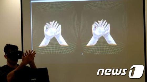 본문 이미지 - 컴퓨터가 사람의 손 움직임을 감지한 모습 (페블스 인터페이시스 제공)ⓒ News1