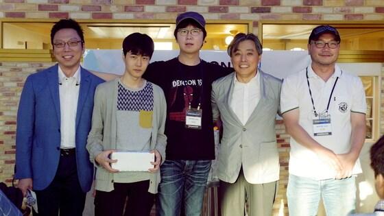 본문 이미지 - 한국인터넷진흥원이 세계 해킹방어대회 데프콘에 출전하는 참가자들을 격려하기 위해 '2015 데프콘 출정식'을 개최했다. 왼쪽부터 김승주 고려대학교 정보보호대학원 교수, 이정훈 라온시큐어 연구원, 이승진 그레이해쉬 대표, 백기승 한국인터넷진흥원 원장, 이기택 해커연합 HARU 회장. (사진제공=한국인터넷진흥원)ⓒ News1