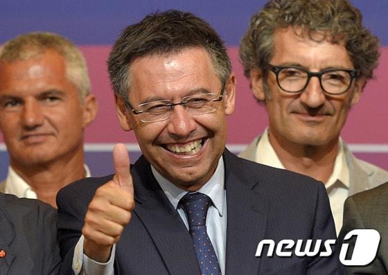 본문 이미지 - 바르토메우 회장이 바르셀로나 신임 회장 선거에서 승리한 뒤 활짝 웃고 있다. ⓒ AFP=News1