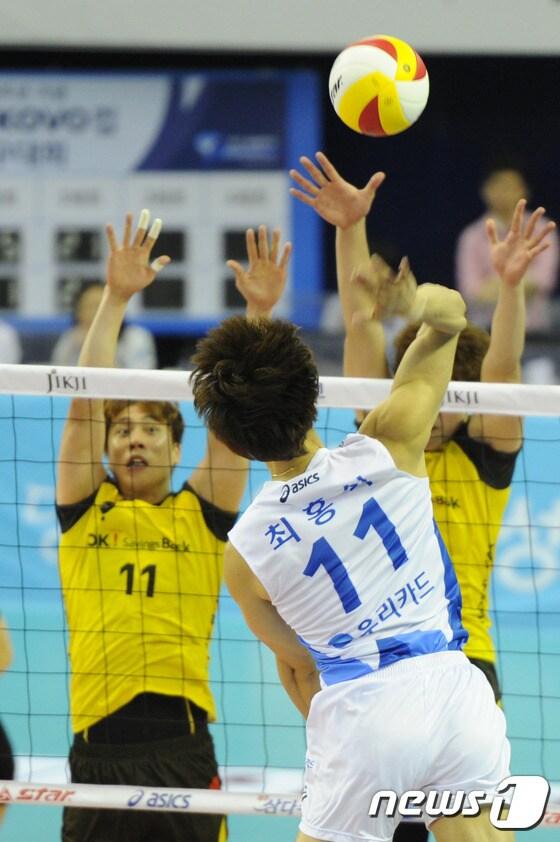 본문 이미지 - 19일 충북 청주실내체육관에서 열린 OK저축은행과 우리카드 '2015 청주·KOVO컵 프로배구' 남자부 결승에서 우리카드 최홍석이 공격을 시도하고 있다. 2015.7.19/뉴스1 ⓒ News1 김용빈 기자