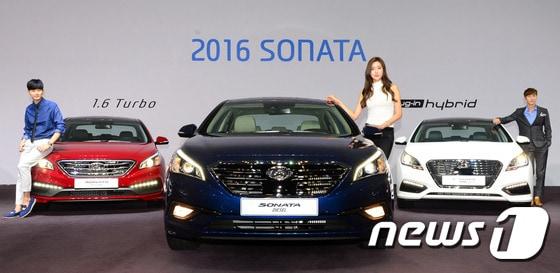 본문 이미지 - 2016년형 쏘나타'를 선보이고 있다. '2016년형 쏘나타'는 기존 2.0 가솔린 중심의 라인업에서 1.7 디젤, 1.6 터보, 플러그인 하이브리드 모델을 추가해 고객 선택의 폭을 넓힌 것이 특징이다.2015.7.2/뉴스1 ⓒ News1 민경석 기자