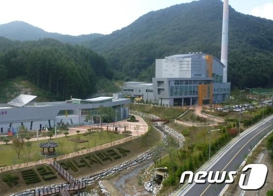 본문 이미지 - 충북 충주시는 충주시클린에너지파크(소각장 등)의 위탁운영기간이 올해 10월 31일자로 종료됨에 따라, 올해 11월부터 3년간 클린에너지파크를 통합운영할 차기 수탁사업자를 입찰공고를 통해 모집한다. 사진제공=충주시ⓒNews1