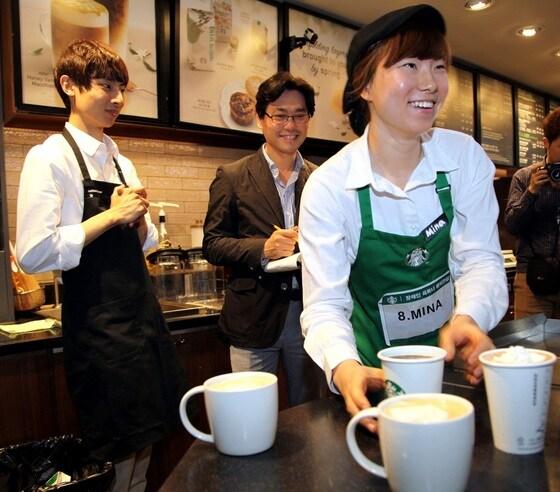 본문 이미지 - 스타벅스가 오는 30일까지 500명의 바리스타를 공개 채용한다. (스타벅스커피 코리아 제공) ⓒ News1