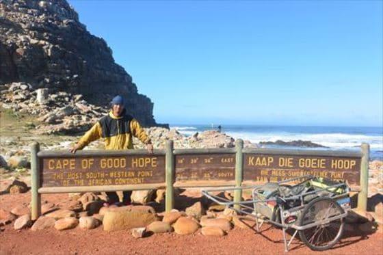 본문 이미지 - 지난해 9월 이집트 북부 알렉산드라를 출발해 리어카를 끌며 도보로 아프리카 대륙 종단에 나섰던 요시다 마사히토(34·吉田正仁)가 19일 남아공 희망봉에 도착했다. <출처: 요시마 마사히토 블로그> ⓒ News1