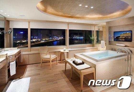 본문 이미지 - 프레지덴셜 스위트 객실의 욕실.(부산 웨스틴조선호텔 제공)ⓒ News1